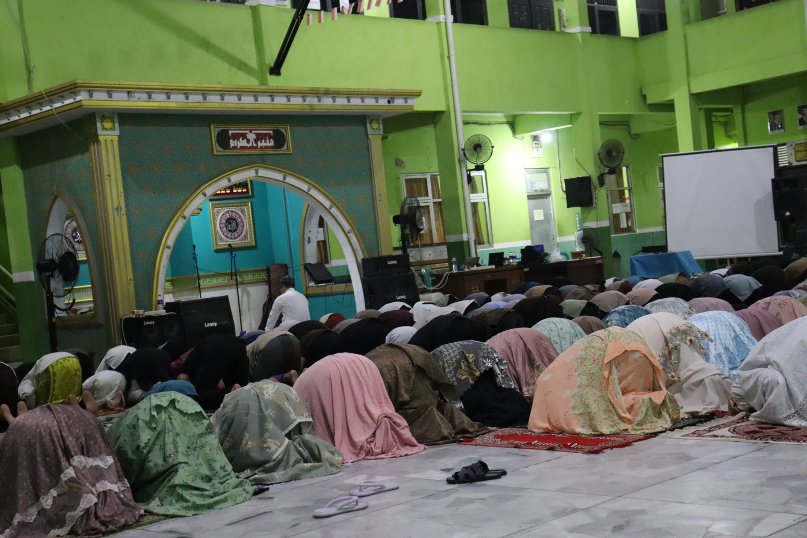 Hening dalam Kekhusyukan, Siswa Kelas Unggul MTsN 1 Bandar Lampung Awali Hari Kedua MABIT dengan Tahajud dan Subuh Berjamaah