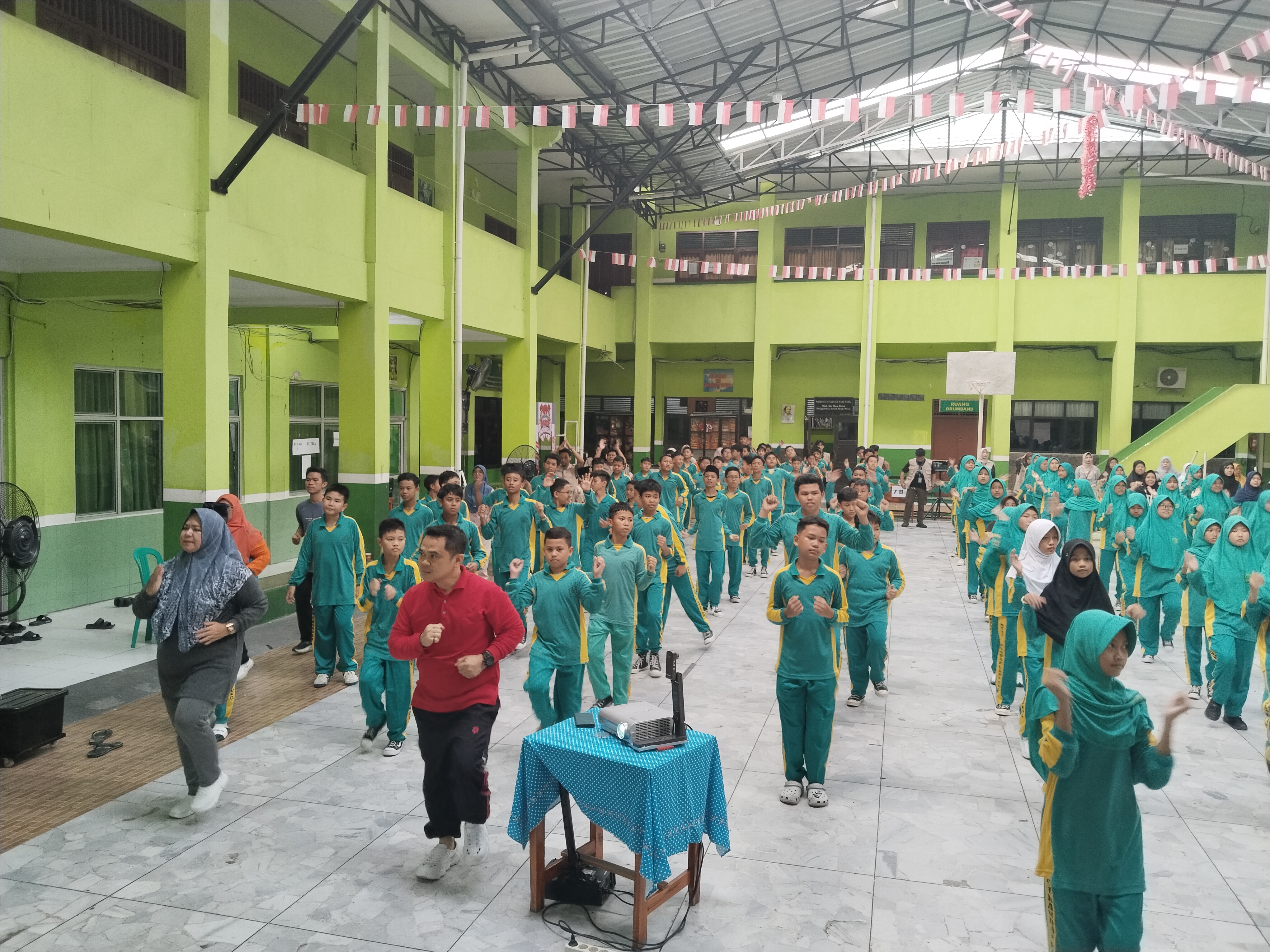 Kepala Madrasah dan Peserta MABIT MTsN 1 Bandar Lampung Kompak Jalan Sehat dan Senam Bersama