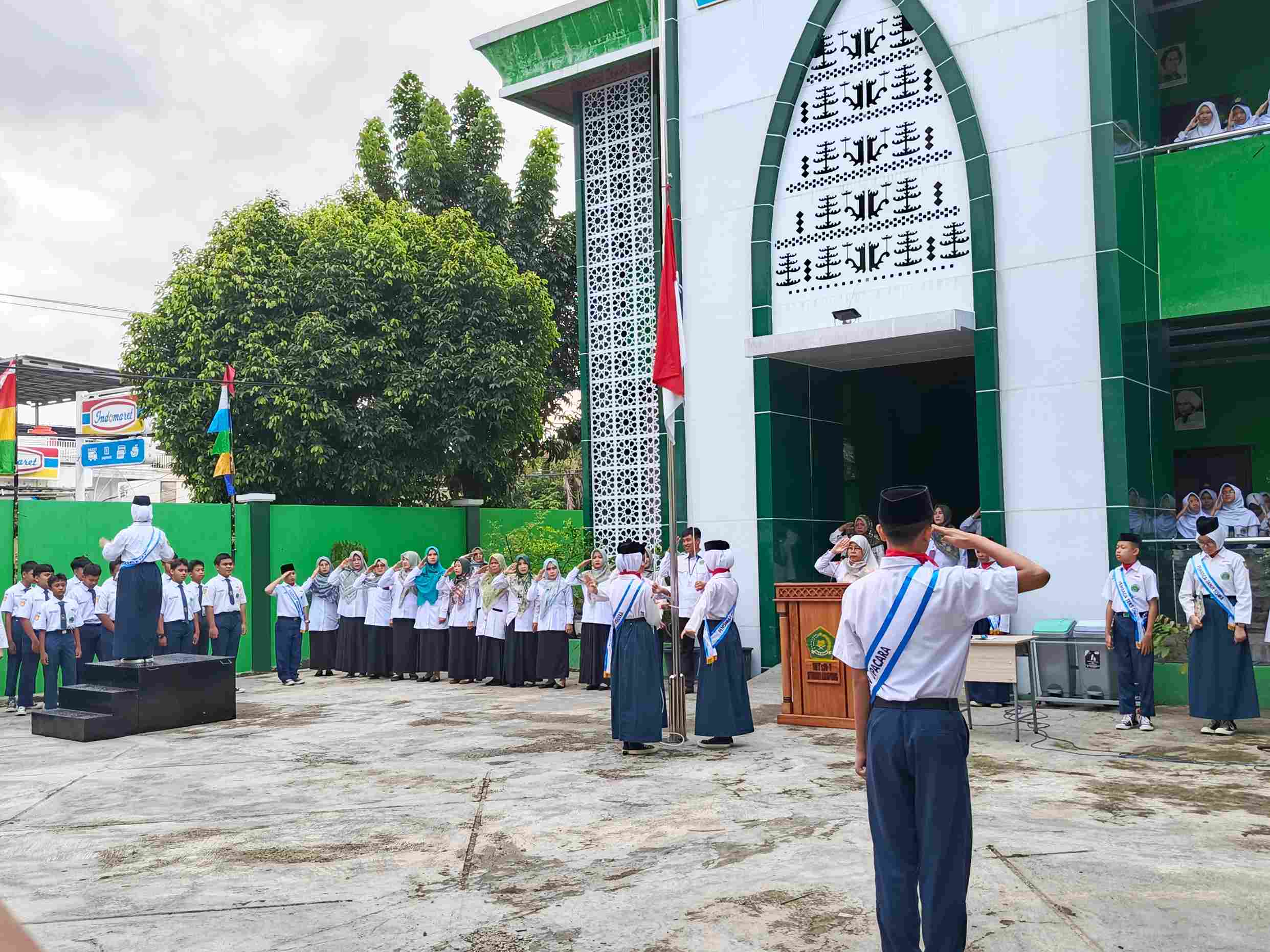 Upacara Bendera di MTsN 1 Bandar Lampung Tekankan Perubahan Diri ke Arah Lebih Baik